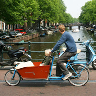 Man op bakfiets