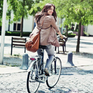 Vrouw op stadsfiets