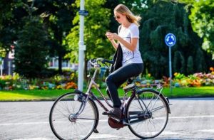 Telefoonverzekering fietser met telefoon