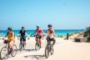 vier mensen fietsen in de zomer, fietsverzekering vergelijken