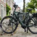 E-bike met ART-2 fietsslot vastgezet aan fietsenrek in Nederlandse straat