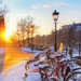 grachtenstraat met besneeuwde fietsen