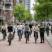 Groep fietsers met helm in een Nederlandse stad, gecontroleerd door politie in verband met nieuwe fietsveiligheidsmaatregelen.
