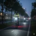 man op fiets met licht in het donker