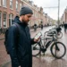 Man controleert live locatie van e bike via tracker app