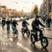 Jongeren rijden op fatbikes en elektrische fietsen door Nederlandse stad
