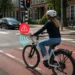 Elektrische fiets die automatisch afremt bij druk kruispunt in Nederlandse stad