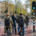 Fietsers rijden door groen licht bij slim verkeerslicht in Nederlandse stad
