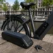 E-bike accu naast elektrische fiets op tafel bij Nederlandse gracht