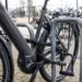 Elektrische fiets met twee sloten vastgezet aan een fietsenrek als bescherming tegen diefstal.