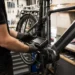 Monteur controleert moderne elektrische fiets in werkplaats als symbool voor technische e-bike schade.